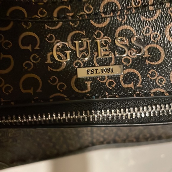 Guess purse like new condition! Lots of compartments. Shoulder strap adjustable - Picture 4 of 5